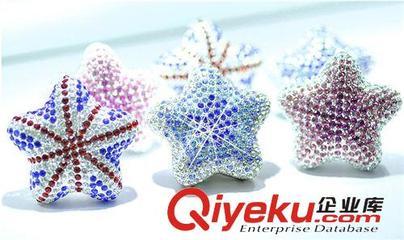 DAD鑲鉆五角星風(fēng)口香水 鑲鉆五角星汽車飾品 水晶鉆海星風(fēng)口香膏-饒平縣海山路士達(dá)汽車裝飾用品經(jīng)營(yíng)部提供DAD鑲鉆五角星風(fēng)口香水 鑲鉆五角星汽車飾品 水晶鉆海星風(fēng)口香膏的相關(guān)介紹、產(chǎn)品、服務(wù)、圖片、價(jià)格饒平縣海山路士達(dá)汽車裝飾用品經(jīng)營(yíng)部、汽車防爆膜;汽車改裝件;LED燈;汽車飾品;汽車香水;車載小電器;車衣